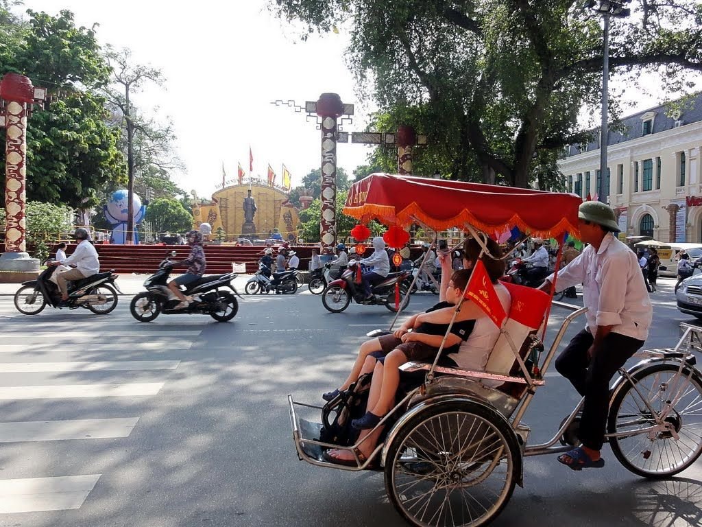Ha Noi Cyclo and Water Puppet Show